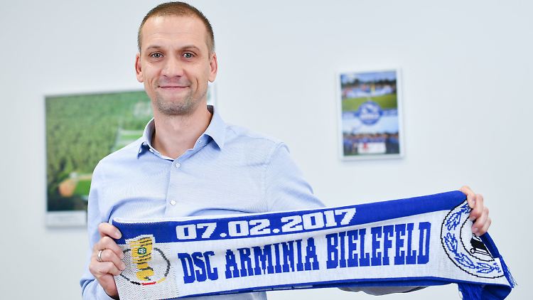 Matthias Born trainiert den Regionalligisten. Stolz präsentiert er einen eigens für das Achtelfinale gefertigten Schal.