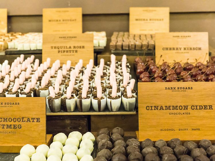 Pralinenkreationen aus westafrikanischem Kakao bietet das "Dark Sugars Cocoa House" - davon schafft man aber nicht viele.