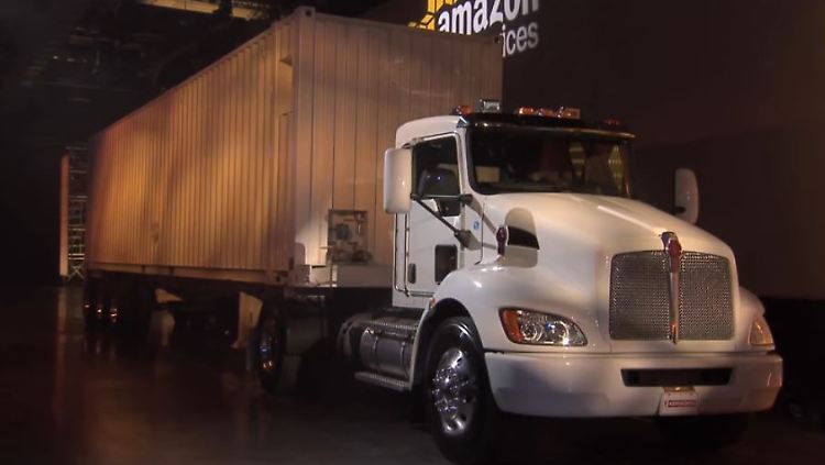 Amazon präsentiert die "Schneemobil" genannten Trucks in Las Vegas.