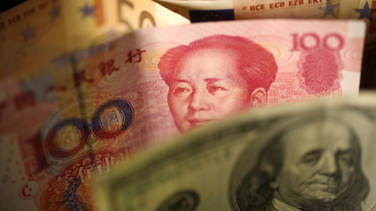 Chinas Währungsreserven schrumpfen zunehmend, weil immer mehr Anleger Geld abziehen.