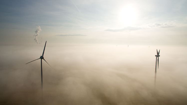 Nebel und Windstille - bei diesem Mix liefern Solar- und Windkraftanlagen kaum Energie.