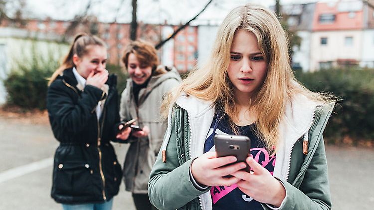 Insbesondere Jugendliche werden Opfer von Mobbing-Attacken in sozialen Netzwerken und über Smartphones.
