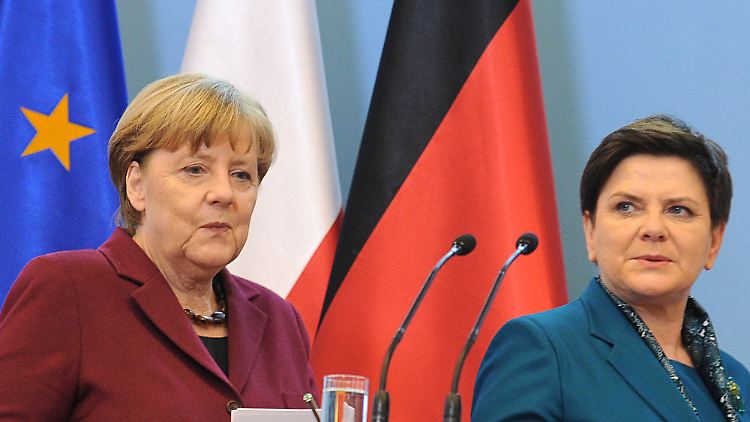 German Chancellor Angela Merkel, left, and Poland's Prime Minister Beata Szydlo arrive for a press conference in Warsaw, Poland, Tuesday, Feb. 7, 2017. Merkel came to Poland for talks on Europe's future amid several crisis including Britain's decision to leave the EU. (AP Photo/Alik Keplicz)