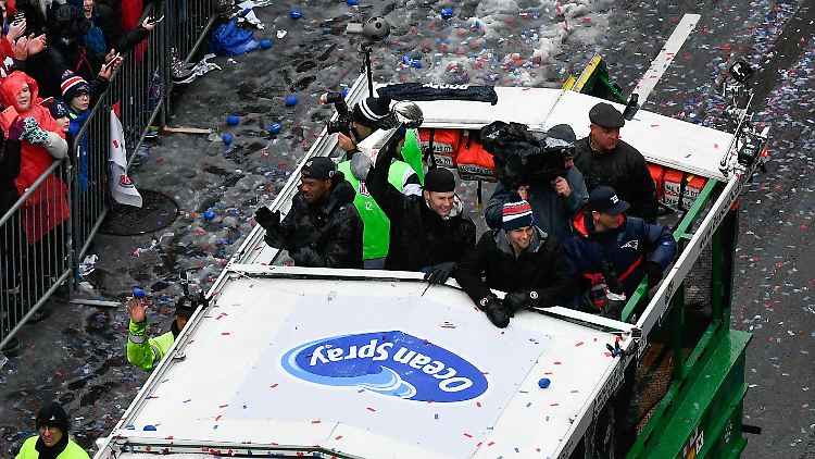 Quarterback Tom Brady präsentiert während der Parade die Vince-Lombardi-Trophäe.