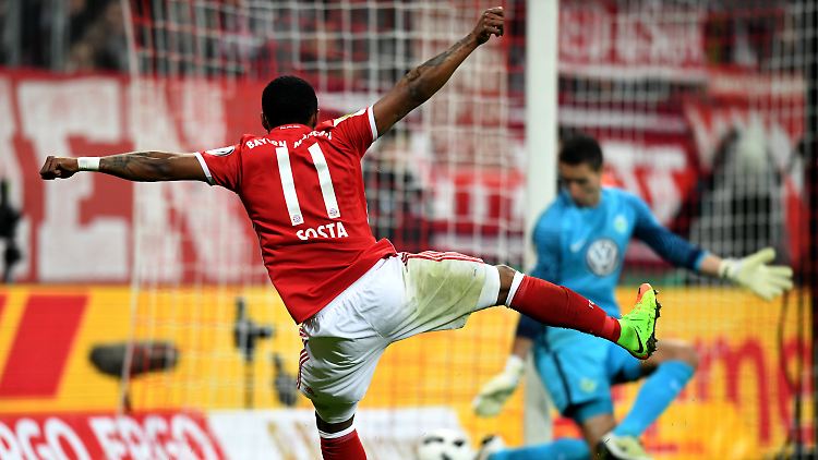 Bayerns Douglas Costa erzielte den Siegtreffer gegen Wolfsburg - allerdings nicht in dieser Szene.