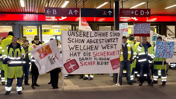 Mehr Geld, kürzere Arbeitszeiten und bessere Aufstiegsmöglichkeiten: Am Flughafen Schönefeld zeigen Mitarbeiter des Bodenpersonals Flagge.