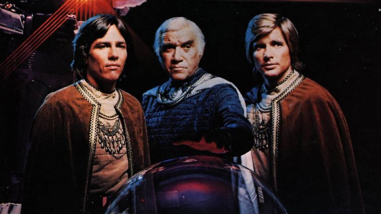 "Captain Apollo" Richard Hatch (l.) mit den Co-Stars Lorne Greene und Dirk Benedict (r.).