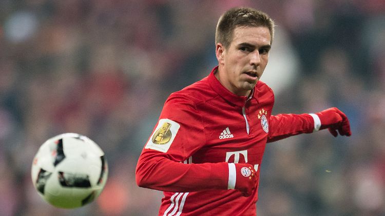 Fußball: DFB-Pokal, Bayern München - VfL Wolfsburg, Achtelfinale am 07.02.2017 in der Allianz Arena in München (Bayern). Philipp Lahm von München spielt den Ball. (Wiederholung mit verändertem Bildausschnitt) Foto: Matthias Balk/dpa +++(c) dpa - Bildfunk+++