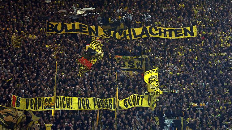 Fußball: Bundesliga, Borussia Dortmund - RB Leipzig, 19. Spieltag am 04.02.2017 im Signal Iduna Park, Dortmund (Nordrhein-Westfalen). Fans von Dortmund halten Transparente gegen RB Leipzig und «Bullen schlachten» hoch. (zu dpa «Harte Reaktion nach Dortmunder Ausschreitungen gefordert» vom 06.02.2017) Foto: Ina Fassbender/dpa +++(c) dpa - Bildfunk+++