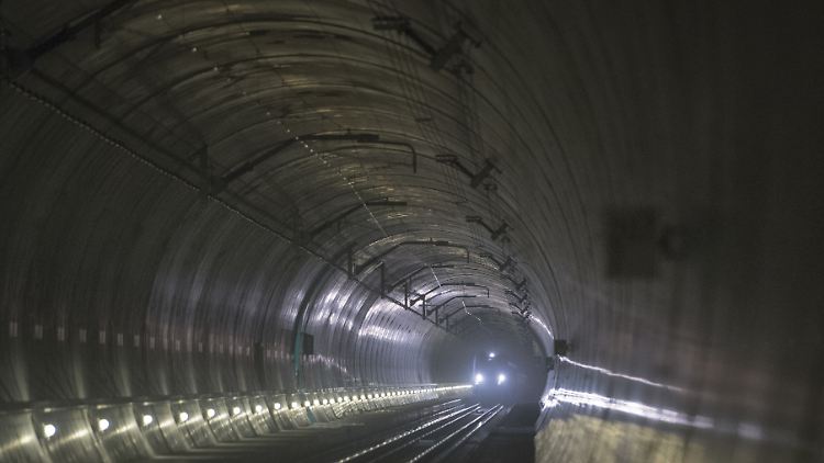 Durch eine Glasfront können Besucher die vorbeirauschenden Züge im Tunnel beobachten.
