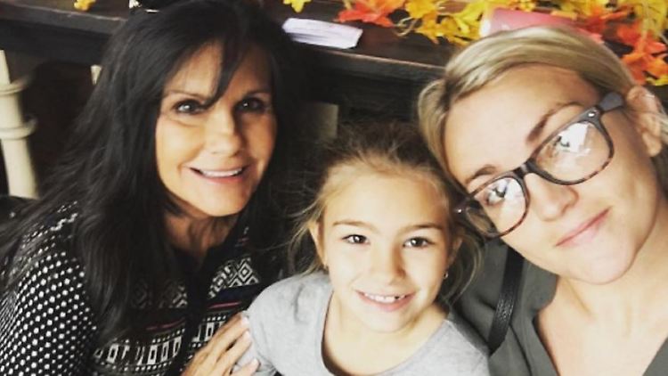 Maddie mit Mama und Oma Lynne - so wie auf dem Foto werden sie zum Glück bald wieder posieren können.