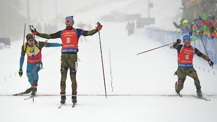 Massenstart-Finish in Oberhof: Simon Schempp (M.) und Erik Lesser (r.) schlagen den Überflieger dieser Saison, Martin Fourcade (l.).