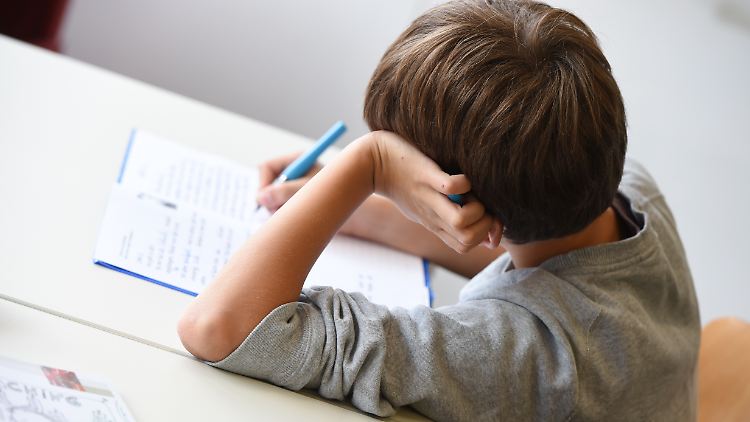Für Kinder, die verbalen oder körperlichen Attacken ihrer Eltern ausgesetzt sind, sind Freundschaften wichtiger als die Schule.
