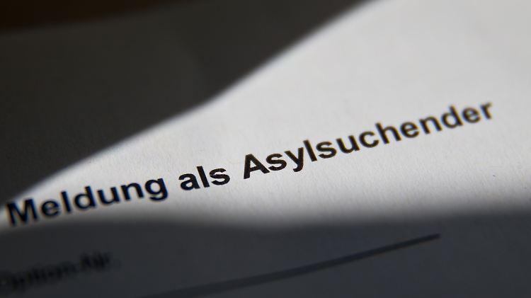 Im Januar 2016 hatten noch 90.000 Menschen in Deutschland einen Asylantrag gestellt. Im Januar 2017 waren es nur noch rund 14.500.