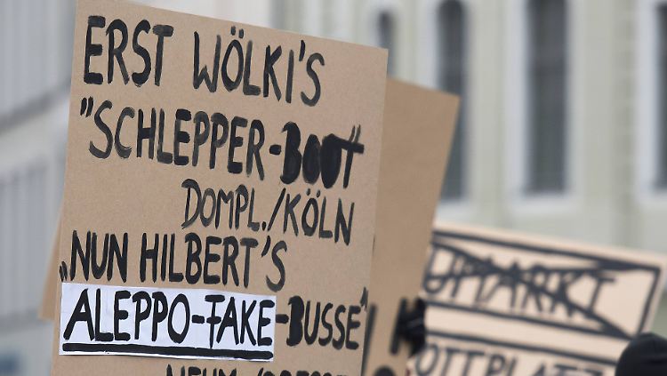 Das bereits im Vorfeld kontrovers diskutierte Dresdner Kunstprojekt Monument ist am Dienstag (07.02.2017) unter massiven Stoerungen eroeffnet worden. Auf dem zentralen Neumarkt vor der Frauenkirche liess der Deutsch-Syrier Manaf Halbouni drei ausrangierte Buswracks hochkant aufstellen. Sie sollen an den Krieg und das Leid der Zivilbevoelkerung in Syrien erinnern. Mehrere hundert Menschen, die offenbar der Pegida -Bewegung nahestehen, protestierten lautstark (Foto). Vorlage fuer die temporaere Installation ist ein Bild aus dem zerstoerten Aleppo, das 2015 um die Welt ging. Damals hatte die Zivilbevoelkerung drei Busse ebenso hochkant aufgerichtet, um sich vor Angriffen des Militaers zu schuetzen. Der Kuenstler versteht seine die etwa zwoelf Meter hohe Skulptur als moderne Freiheitsstatue. (Siehe epd-Meldung vom 07.02.2017) Massive Stoerungen bei Eroeffnung von Kunstprojekt in Dresden Copyright: epd-bild/MatthiasxRietschel

the already in Apron controversial discussed Dresdner Art Project Monument is at Tuesday 07 02 2017 under massive perturbations opened been on the Centres Neumarkt before the Frauenkirche was the German Syrier Manaf  Three Ausrangierte Buswracks edge Mounting Them should to the War and the Suffering the Civilian population in Syria remember several Hundred People the apparent the Pegida Movement closely related  protested According to Stark Photo Template for the Temporaere Installation is a Picture out the destroyed Aleppo the 2015 to the World went At that time had the Civilian population Three Buses as well edge Aufgerichtet to to before Attacks the Military to protect the Artists understands his the about zwoelf Metres high Sculpture as Modernism Statue of Liberty See epd Message of 07 02 2017 Massive perturbations at Opening from Art Project in Dresden Copyright epd Picture Matth  