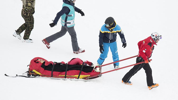 Oliver Jenot wurde mit einem Rettungsschlitten von der Piste gebracht.