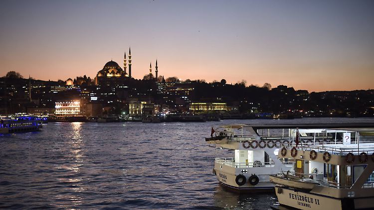 Der Bosporus in Istanbul teilt den kleinen europäischen Teil von der Türkei vom deutlich größeren Anatolien, dem asiatischen Teil.