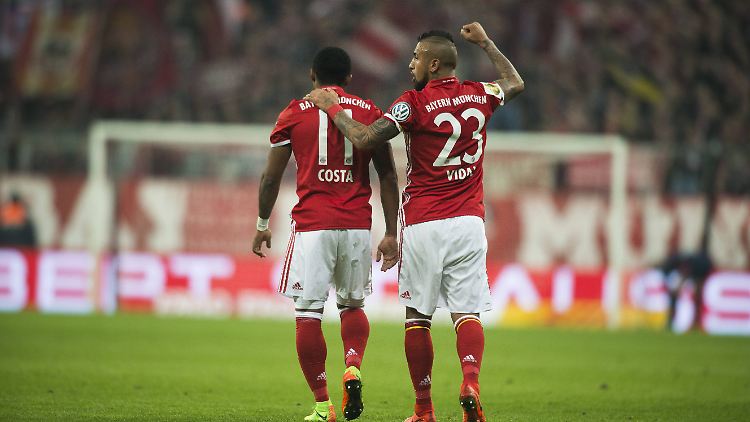 Arturo Vidal und Douglas Costa treffen mit dem FC Bayern im Pokal-Viertelfinale auf den FC Schalke.