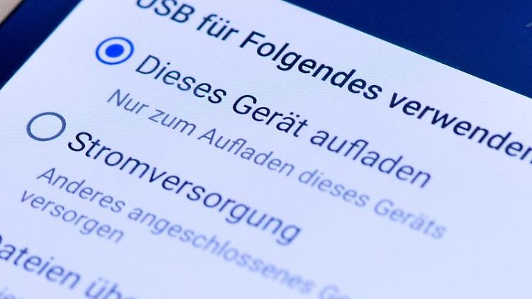 An öffentlichen USB-Steckern sollte man keinesfalls die Datenübertragung erlauben.