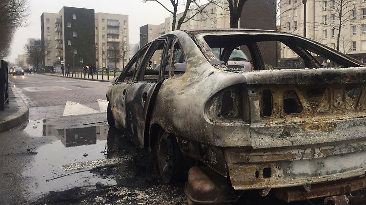 Auch in der fünften Krawallnacht in Folge gehen Autos in Flammen auf. 