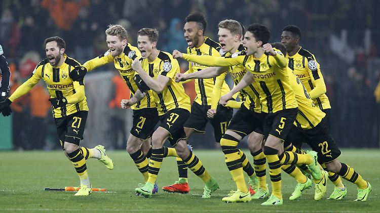 Dortmund, Signal-Iduna-Park, 08.02.17: Dortmunder Schlussjubel nach dem Elfmeterschießen mit Pierre-Emerick Aubameyang (Borussia Dortmund), Gonzalo Castro (Borussia Dortmund), Erik Durm (Borussia Dortmund), Marc Bartra Aregall (Borussia Dortmund) (M) u.a. im Pokalspiel zwischen Borussia Dortmund vs. Hertha BSC Berlin in der Saison 2016/2017.

Dortmund Signal Iduna Park 08 02 17 Dortmund Final cheering After the Penalty shootout with Pierre Emerick Aubameyang Borussia Dortmund Gonzalo Castro Borussia Dortmund Erik Durm Borussia Dortmund Marc Bartra Aregall Borussia Dortmund m u A in Cup tie between Borussia Dortmund vs Hertha BSC Berlin in the Season 2016 2017  