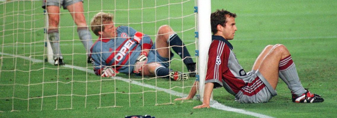 ARCHIV - Bayern Münchens Torwart Oliver Kahn (M) und Mehmet Scholl (r) und Michael Tarnat (L) sind am 26.05.1999 nach dem 1:2 verlorenen Champions League Finale gegen Manchester United in Barcelona enttäuscht. (zu dpa «So wie die Patriots: Spektakuläre Aufholjagden im Sport» vom 06.02.2017) Foto: Albert Olive/EFE/dpa +++(c) dpa - Bildfunk+++