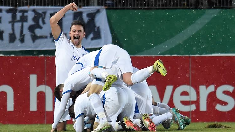 Völlig entfesselt feiern die Sportfreunde Lotte ihren Erfolg im Pokal-Achtelfinale.
