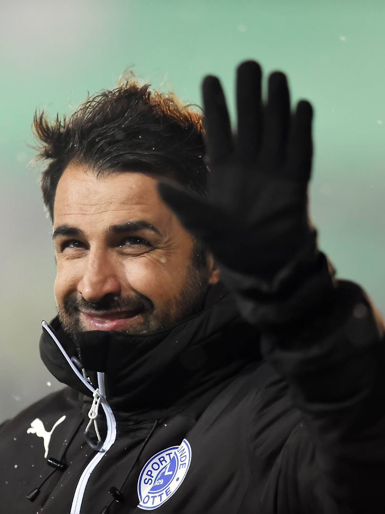 Lotte-Trainer Ismail Atalan genoss den Triumph in der Kabine - allein und mit einem Glas Wasser.