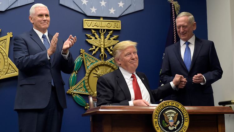 US-Präsident Donald Trump mit Vizepräsident Mike Pence (l.) und Verteidigungsminister James Mattis.