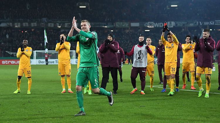 Frankfurts Torwart Lukas Hradecky konnte sich nach dem gehaltenen Elfmeter feiern lassen.
