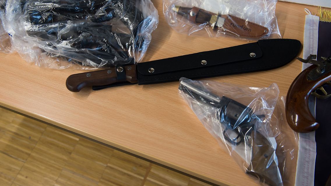 Beschlagnahmte Gegenstände liegen am 09.02.2017 während einer Pressekonferenz der Polizei in Göttingen (Niedersachsen) auf einem Tisch. Darunter ist eine Machete. Die Polizei hat im Zusammenhang mit einem möglicherweise bevorstehenden Terror-Anschlag in der Nacht zum 09.02.2017 zwei sogenannte Gefährder aus der Salafistenszene in Göttingen festgenommen. Foto: Swen Pförtner/dpa +++(c) dpa - Bildfunk+++