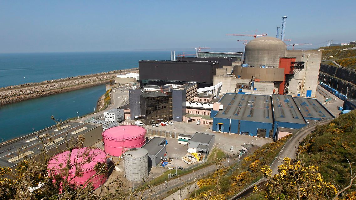 FILE PHOTO - General view of the operating power plant in Flamanville, France, April 8, 2011. REUTERS/Benoit Tessier/File photo