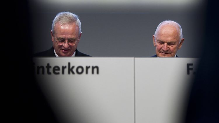 Ferdinand Piech (r.) - hier mit Winterkorn auf einer VW-Hauptversammlung - behauptet den Ex-Vorstandschef frühzeitig mit den Shin-Bet-Informationen konfrontiert zu haben.  