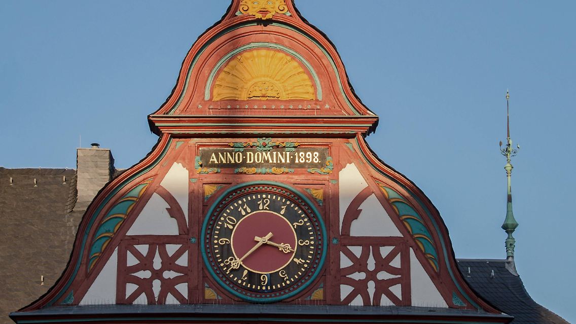 Limburg Rathaus - Posse ums Glockenspiel 09.02.2017, Limburg: Limburg Rathaus , Posse um das Glockenspiel, eine Veganerin hat die Stadt aufgefordert das Glockenspiel Fuchs du hast die Gans gestohlen nicht mehr zu spielen. Bürgermeister Hahn veranlasste darauf hin das Lied zu stoppen was in der Bevölkerung für Unverständnis sorgte. Foto vom 24.11.2014 Limburg Hessen Germany Altstadt

Limburg City Hall Posse ums Glockenspiel 09 02 2017 Limburg Limburg City Hall Posse to the Glockenspiel a Vega woman has the City invited the Glockenspiel Fox you did the Goose stolen not more to Play Mayor Cock prompted it out the Song to stop what in the Population for Incomprehension provided Photo of 24 11 2014 Limburg Hesse Germany Old Town  