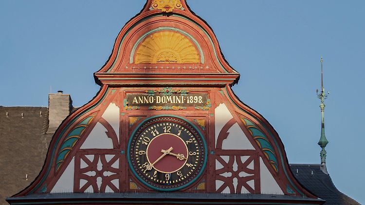 Limburg Rathaus - Posse ums Glockenspiel 09.02.2017, Limburg: Limburg Rathaus , Posse um das Glockenspiel, eine Veganerin hat die Stadt aufgefordert das Glockenspiel Fuchs du hast die Gans gestohlen nicht mehr zu spielen. Bürgermeister Hahn veranlasste darauf hin das Lied zu stoppen was in der Bevölkerung für Unverständnis sorgte. Foto vom 24.11.2014 Limburg Hessen Germany Altstadt

Limburg City Hall Posse ums Glockenspiel 09 02 2017 Limburg Limburg City Hall Posse to the Glockenspiel a Vega woman has the City invited the Glockenspiel Fox you did the Goose stolen not more to Play Mayor Cock prompted it out the Song to stop what in the Population for Incomprehension provided Photo of 24 11 2014 Limburg Hesse Germany Old Town  