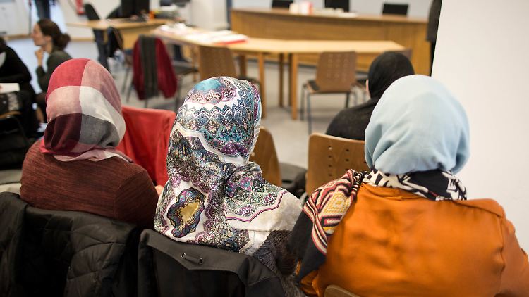 Frauen mit Kopftuch im Gerichtssaal.