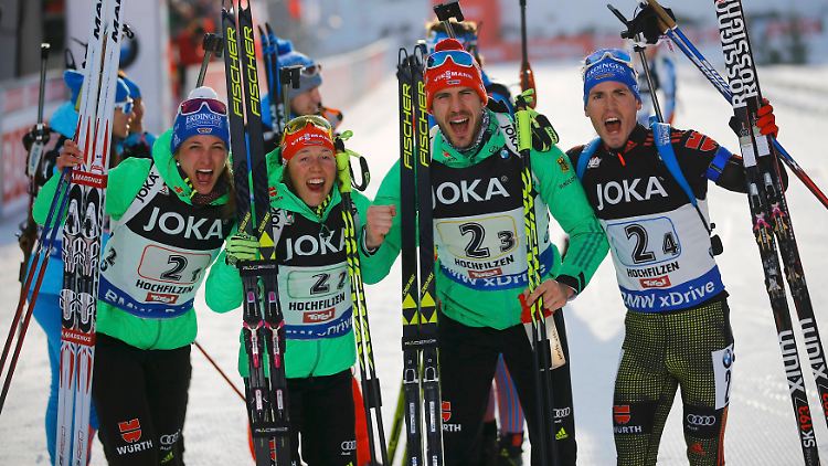 Vanessa Hinz, Laura Dahlmeier, Arnd Peiffer und Simon Schempp (v.l.) feiern ihre Goldmedaille.