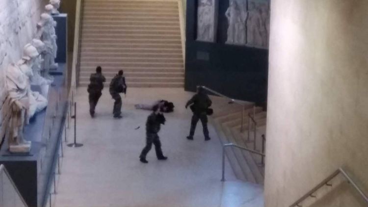Der Angreifer liegt in einer Einkaufspassage nahe des Louvres verletzt am Boden.