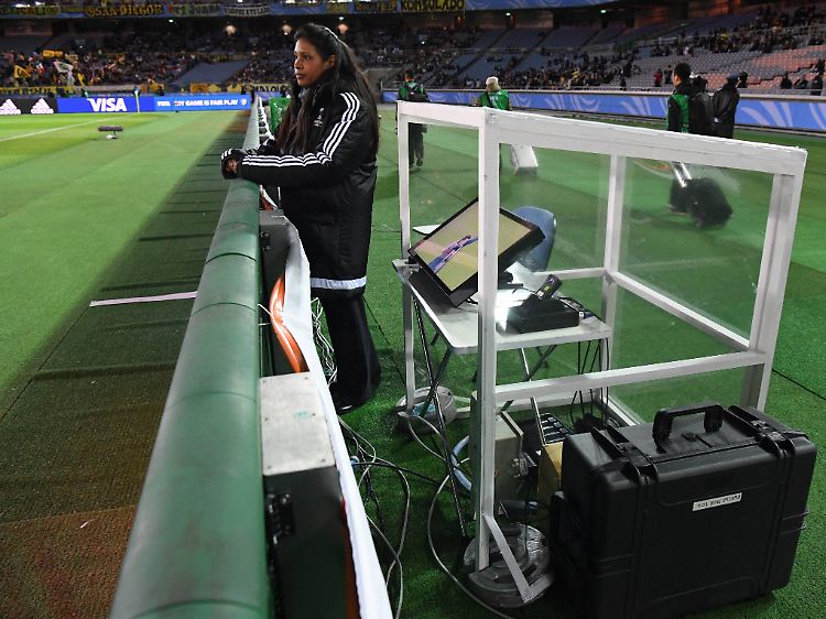 Review am Spielfeldrand: Hier beim Halbfinale der Klub-WM in Kanagawa, Japan.