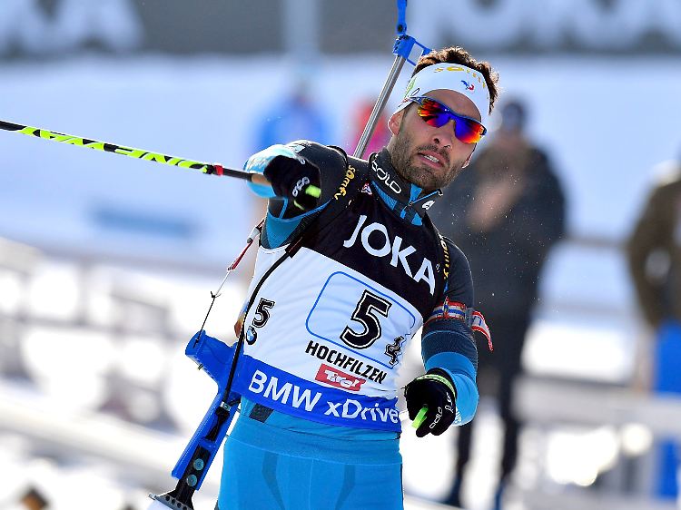 Im Zielsprint sicherte Fourcade den Franzosen Silber vor dem russischen Team - und feierte das ausgelassen.