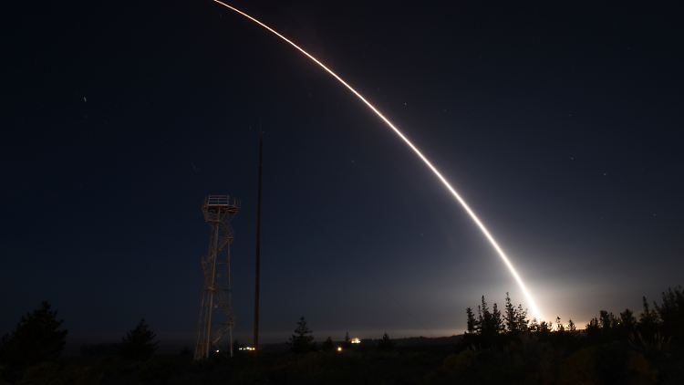 Eine Minuteman-III-Rakete bei einem Testabschuss von der kalifornischen Vandenberg Air Base.