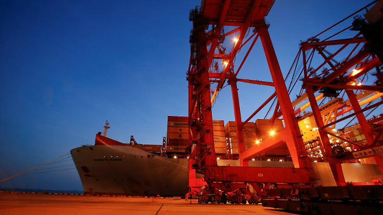 Hafen in Shanghai: Der Handelsüberschuss liegt zwei Milliarden Dollar über der Schätzung.