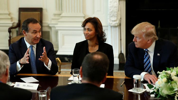 Wirtschaftspolitik à la Trump, hier im Gespräch mit United-Chef Oscar Munoz (l.) und LA-Flughafenchefin Deborah Flint (M.) im Weißen Haus: "Wir werden etwas ankündigen."
