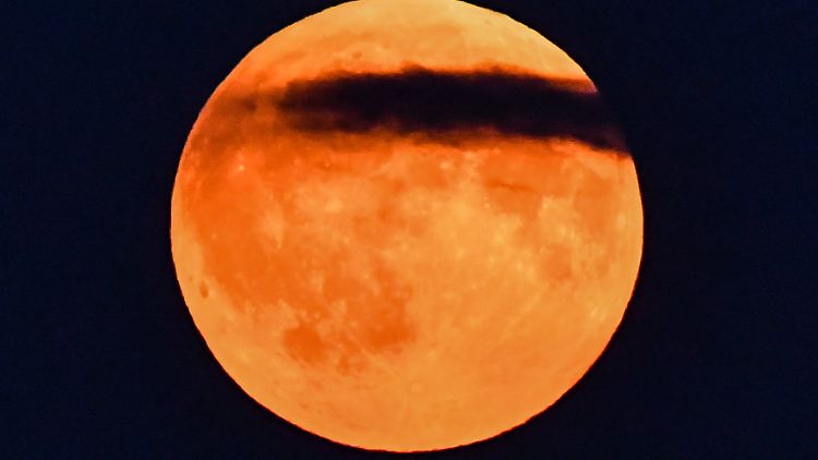 Der rötlich schimmernde Vollmond am 16. September 2016: An diesem Abend war auch eine Halbschattenfinsternis zu sehen.
