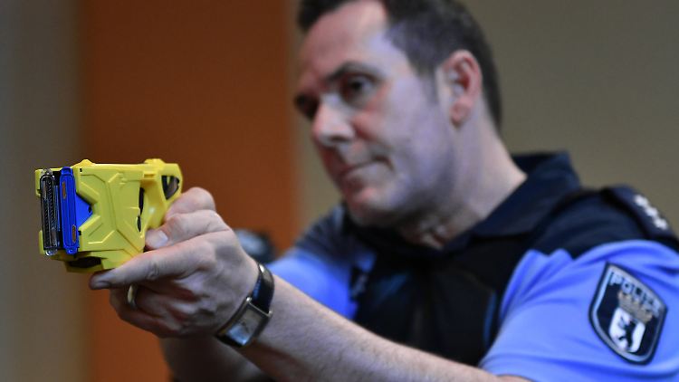 Bei der Berliner Polizei hat eine dreijährige Testphase des Taser begonnen.