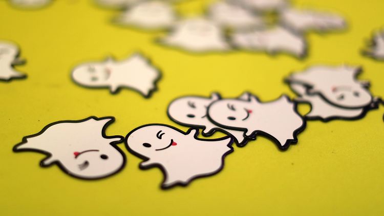Das Gespenst auf gelbem Hintergrund ist das Markenzeichen Snapchats.