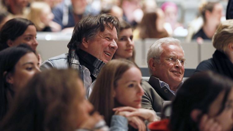Jörg Kachelmann und sein Anwalt Johann Schwenn hören amüsiert den Ausführungen von Alice Schwarzer zu. 