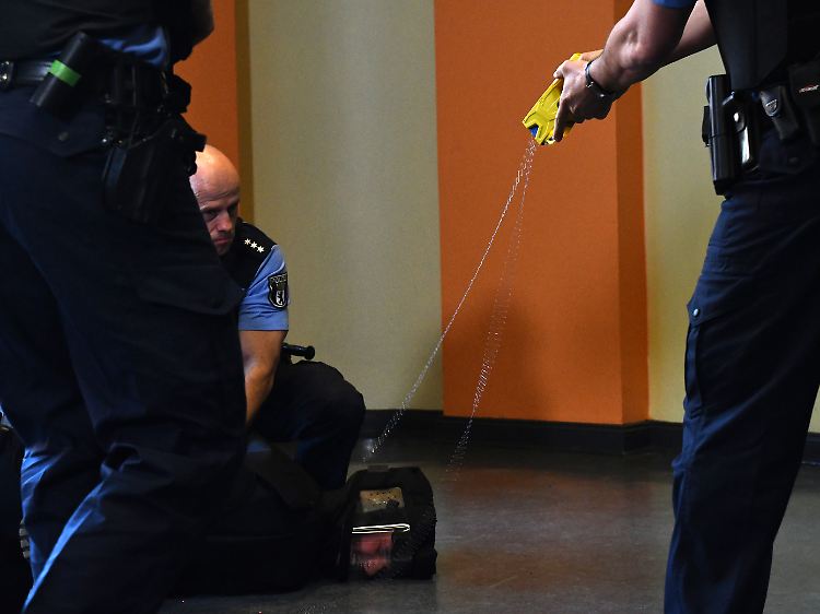 50.000 Volt und 1,3 Milliampere: Bei einem Taser-Schuss schnellen zwei an isolierten Drähten befestigte Metallpfeile aus zwei Kartuschen in Richtung Zielperson.