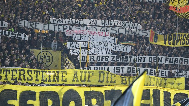 Um dieses Plakate beim Spiel gegen die Rasenballsportler geht es.