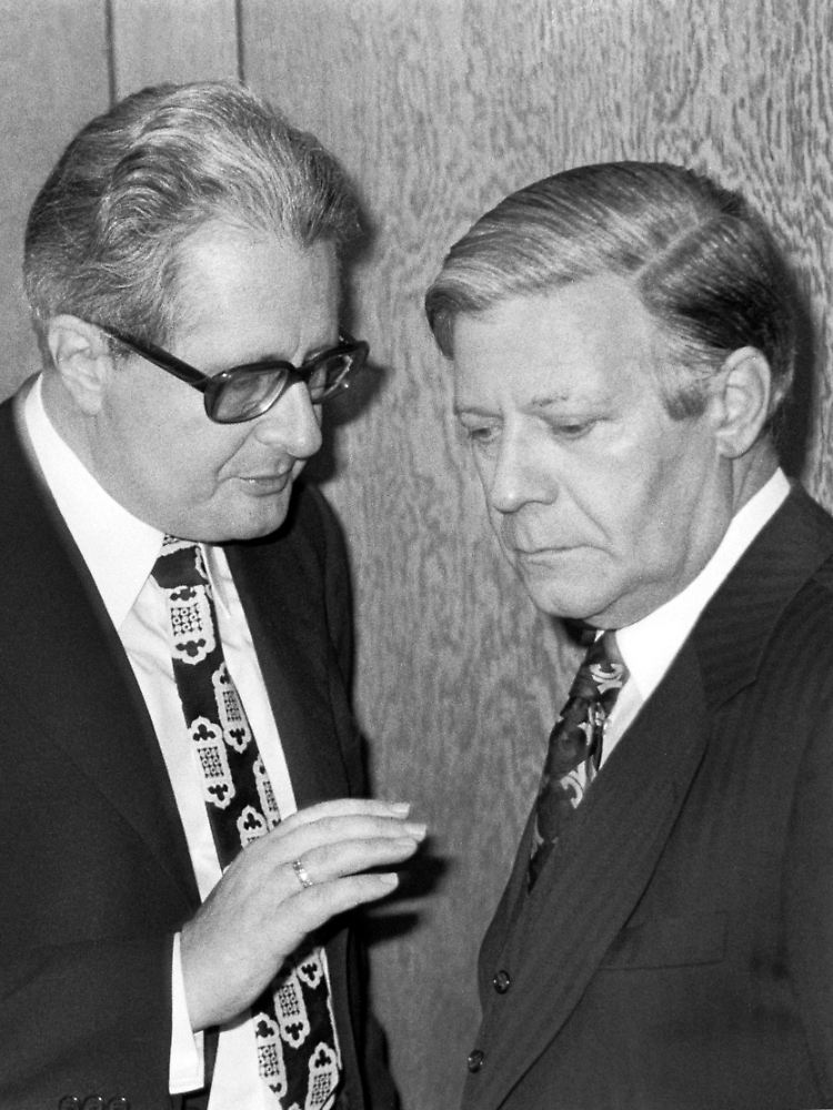 Krisenmanagement: Justizminister Vogel mit Bundeskanzler Helmut Schmidt (Archivbild von 1977).